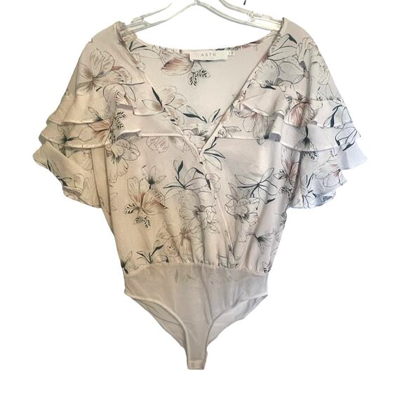 ASTR the Label Ruffle Bodysuit Womens Size Medium Pink Floral Flutter Sleeve Top - Picture 2 of 9